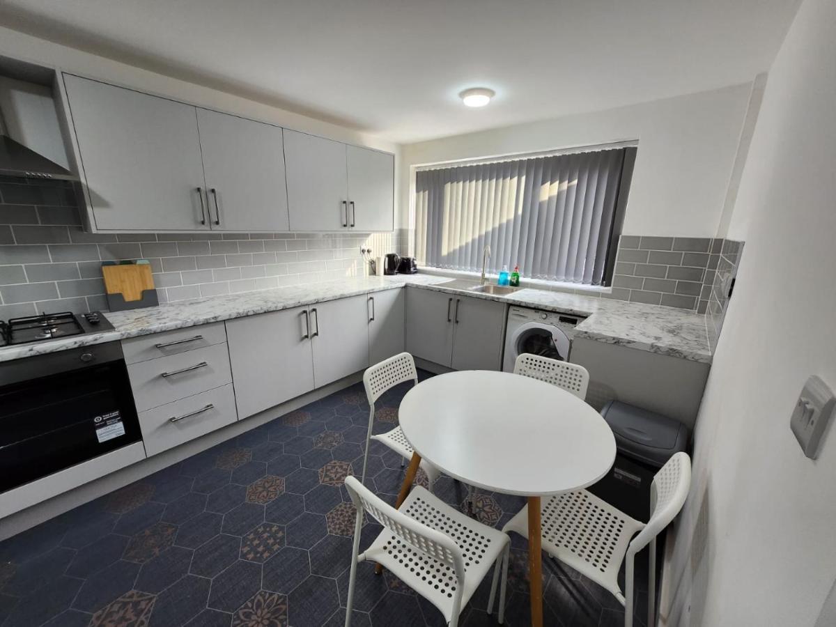 4 Bedroom 2 Bathroom Shared House - Near Bhx And Nec Birmingham Buitenkant foto
