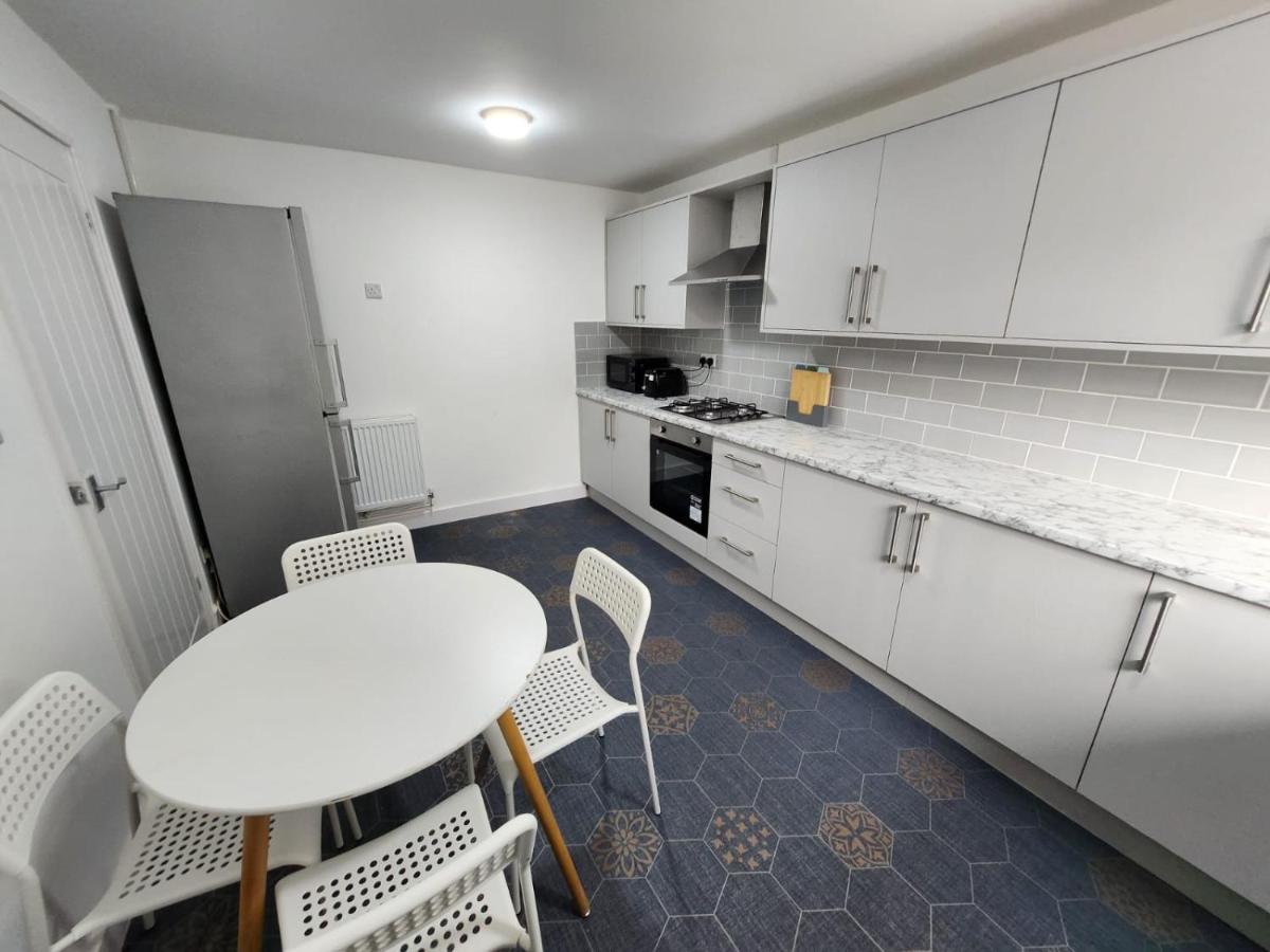 4 Bedroom 2 Bathroom Shared House - Near Bhx And Nec Birmingham Buitenkant foto