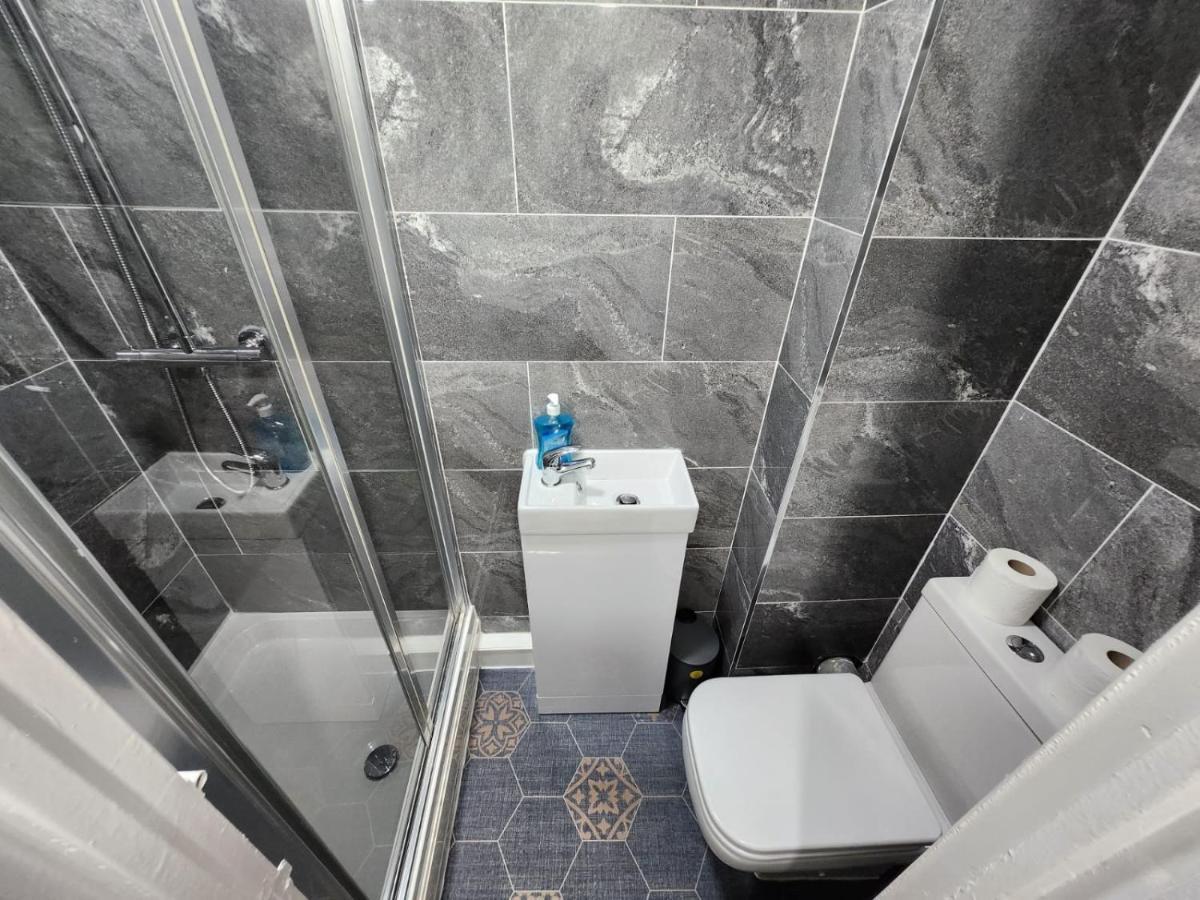 4 Bedroom 2 Bathroom Shared House - Near Bhx And Nec Birmingham Buitenkant foto