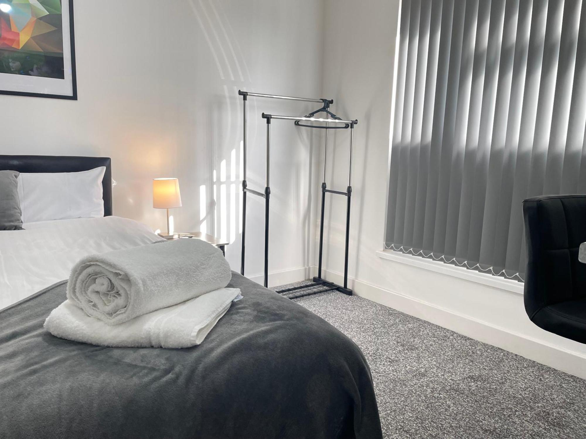 4 Bedroom 2 Bathroom Shared House - Near Bhx And Nec Birmingham Buitenkant foto